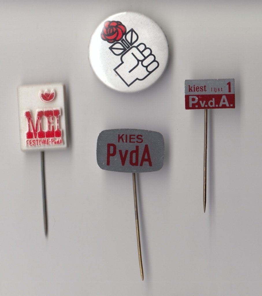 PVDA Partij van de Arbeid button en speldjes, Gebruikt, Niet vindbaar, Niet vindbaar, Speldje of Pin
