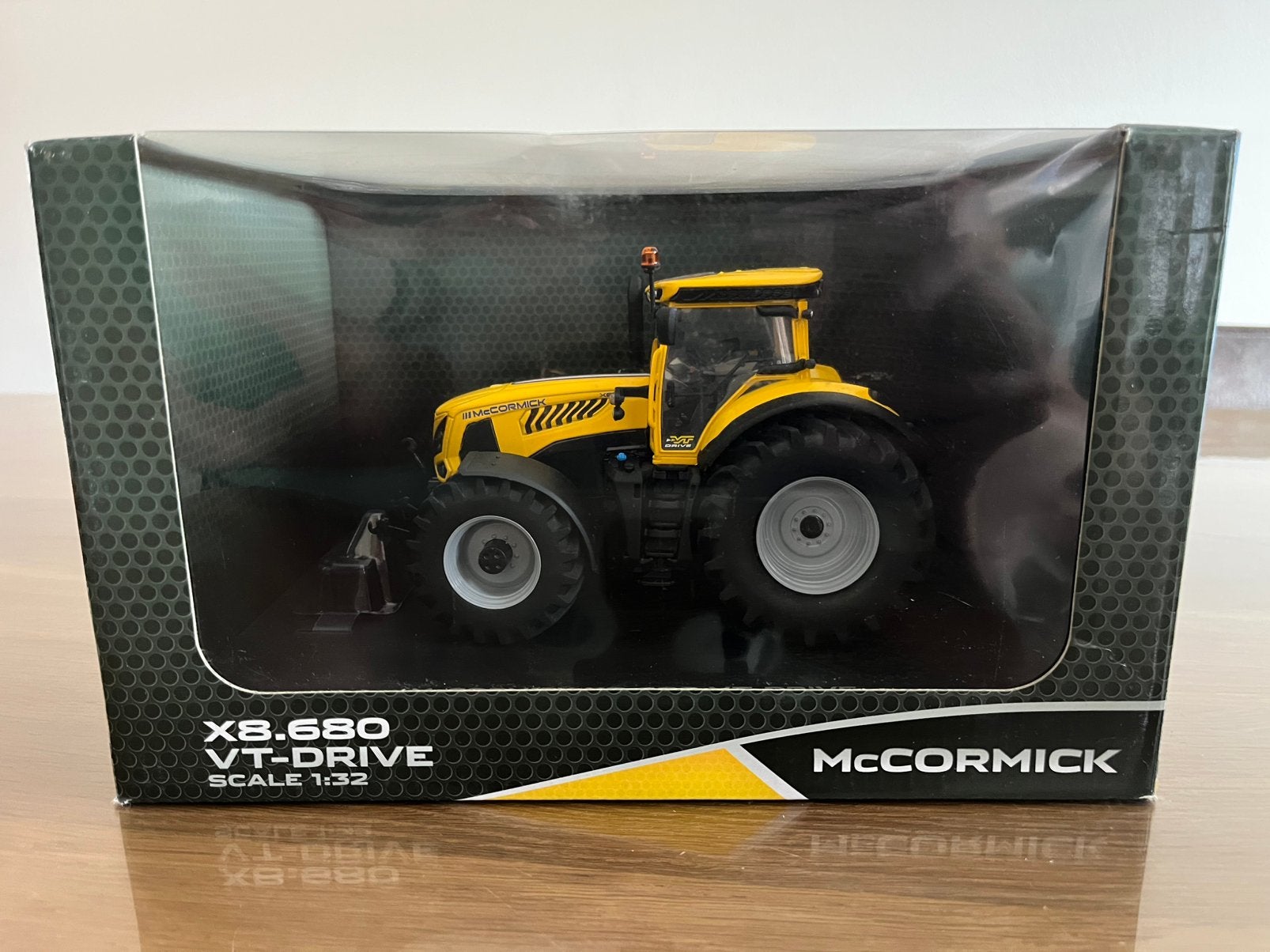 Mc Cormick X8.680 tractor limited edition Geel UH 5211 nieuw, Ophalen of Verzenden, Nieuw, Tractor of Landbouw, Universal Hobbies