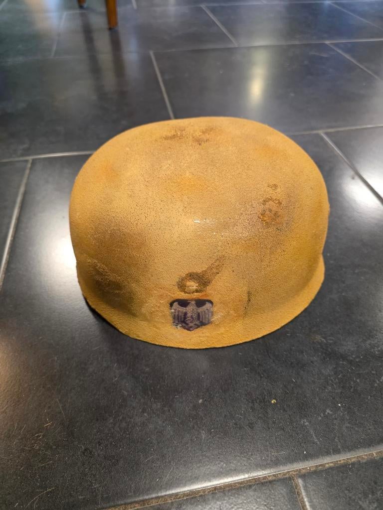 WW2 Repro Duitse Fallschirmjäger Helm met Zand Camo, Ophalen of Verzenden, Landmacht, Duitsland, Helm of Baret