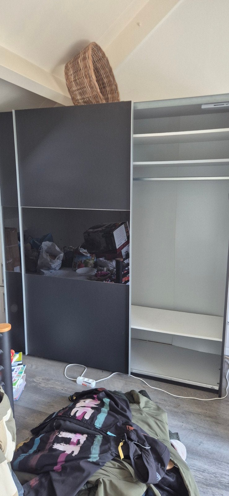 Kledingkast Leen Bakker met schuifdeuren en spiegel, Huis en Inrichting, Kasten | Kledingkasten, Ophalen, Zo goed als nieuw, 50 tot 75 cm