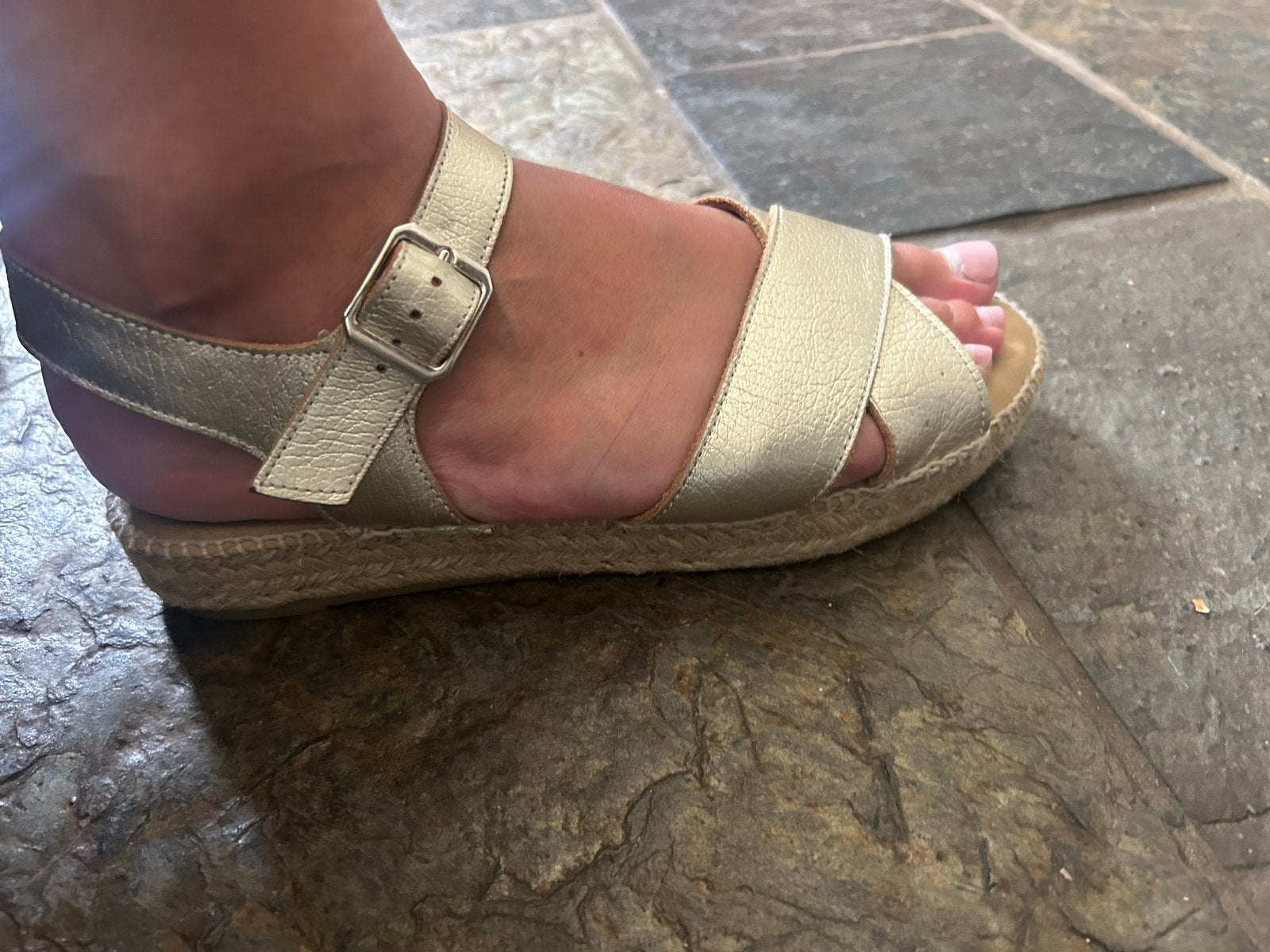 Manfield Gouden Slippers Maat 40 - Zo goed als nieuw, Ophalen of Verzenden, Zo goed als nieuw, Geel, Slippers