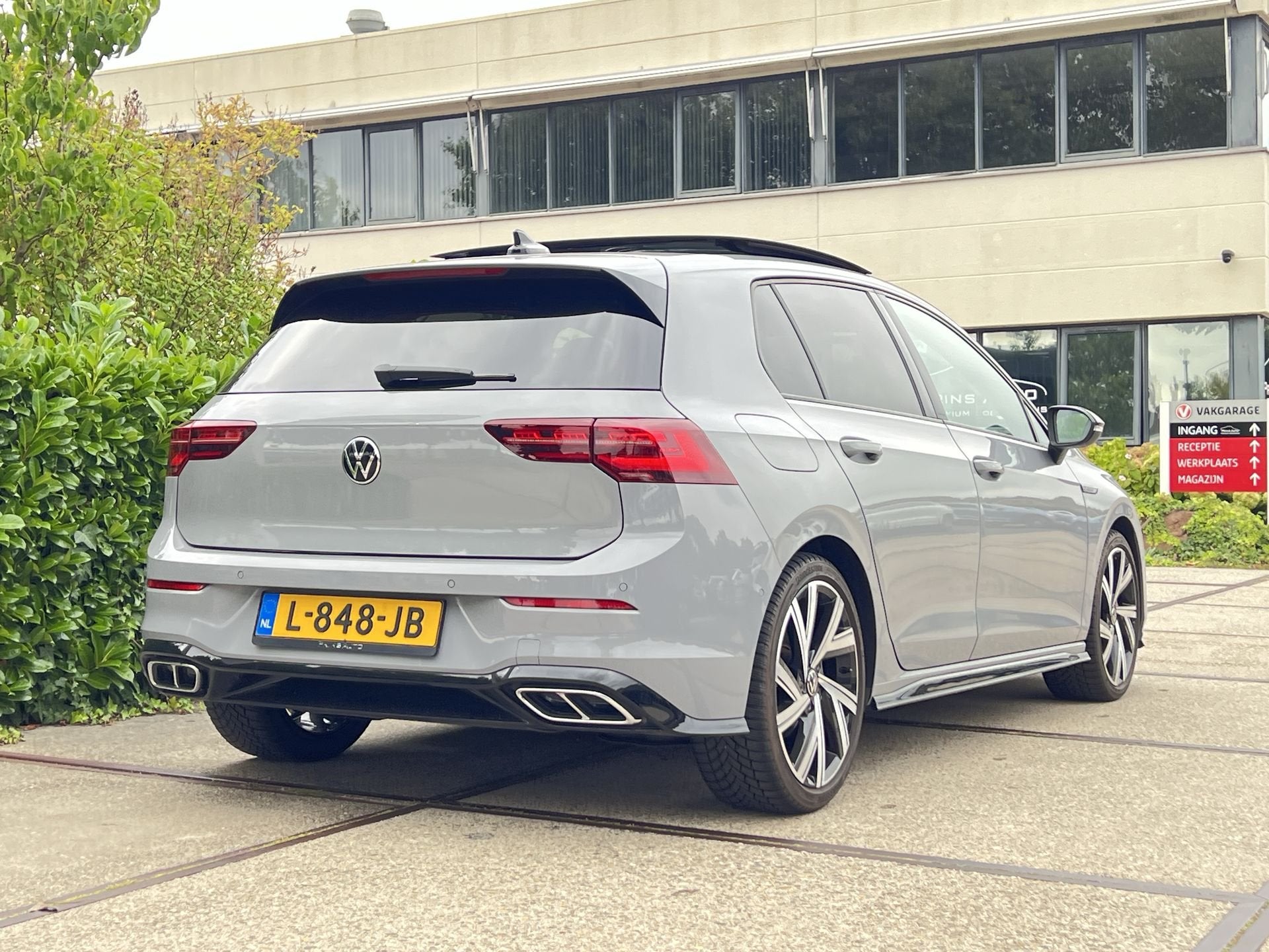 Volkswagen Golf 1.5 eTSI R-Line |PANO|ADAPTIVE|CARPLAY|STOEL, Dealer onderhouden, 4 cilinders, Alcantara, Bedrijf