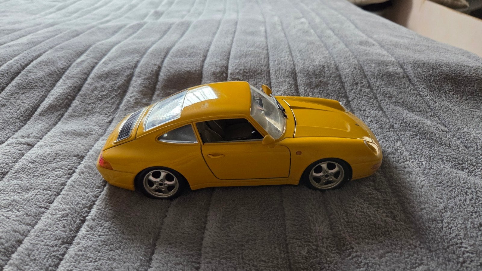 Burago Porsche 911 Carrera Geel Modelauto, Verzenden, Auto, Overige merken