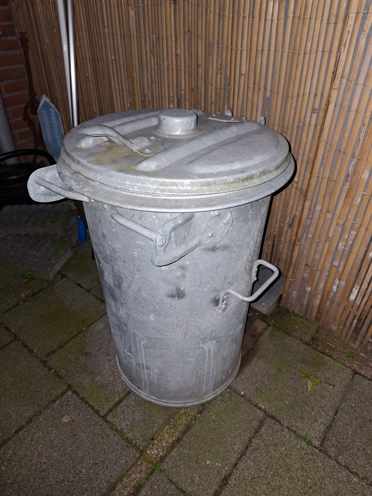 Oude zinken vuilnisbak, Ophalen