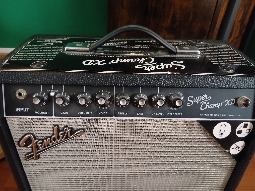Foto 7 van Yamaha Pacifica PAC112J  Fender Super Champ XD + accessoires