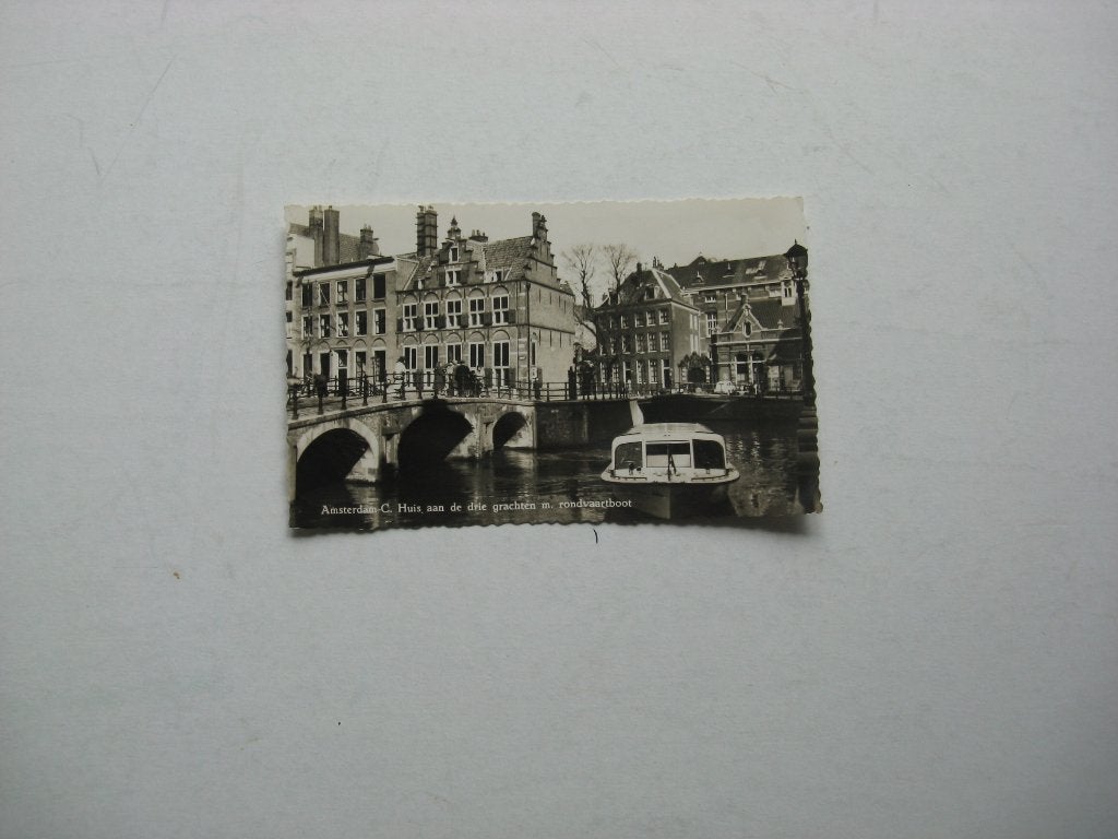 Amsterdam huis aan de drie grachten met rondvaartboot, Ophalen of Verzenden, Voor 1920, Noord-Holland