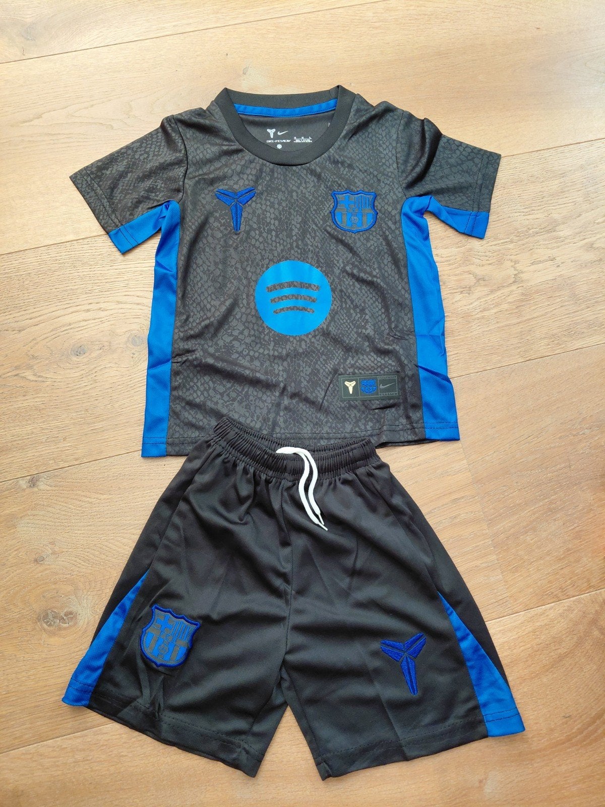 FC Barcelona tenue maat 104, Nikestraat 1, Jongen of Meisje, Ophalen of Verzenden, Nike