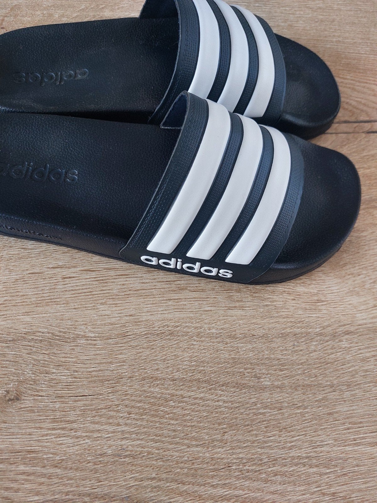Adidas badslippers, Kleding | Dames, Schoenen, Slippers, Adidas, Ophalen of Verzenden, Zo goed als nieuw