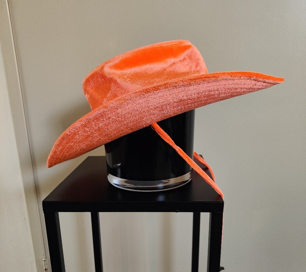 Oranje cowboyhoed wild western cowboy feest carnaval, Ophalen of Verzenden, Zo goed als nieuw, Hoed of Pruik, Carnaval