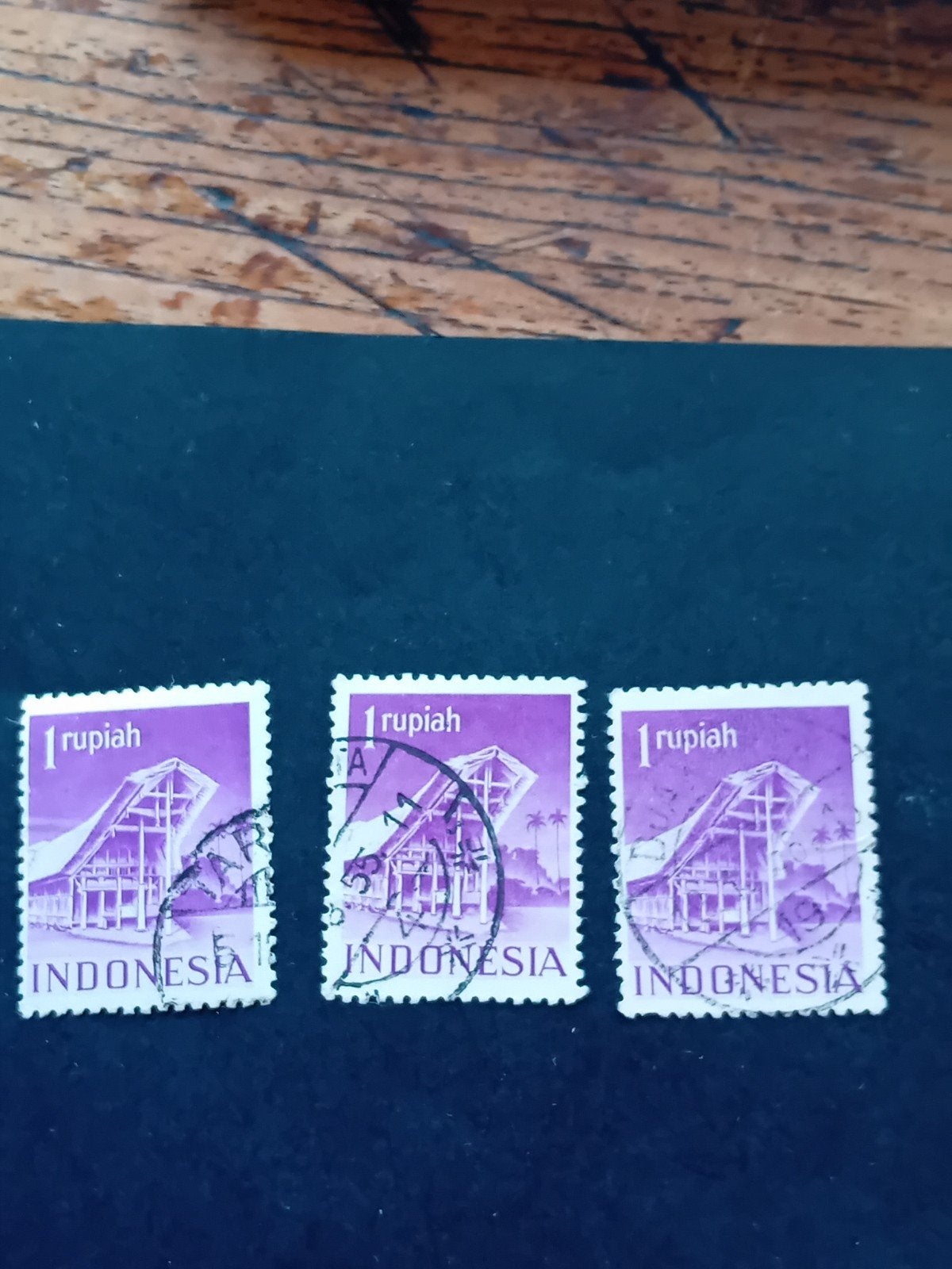 Set van 3 gestempelde Indonesische postzegels - 1 Rupiah, Ophalen of Verzenden, Zuidoost-Azië