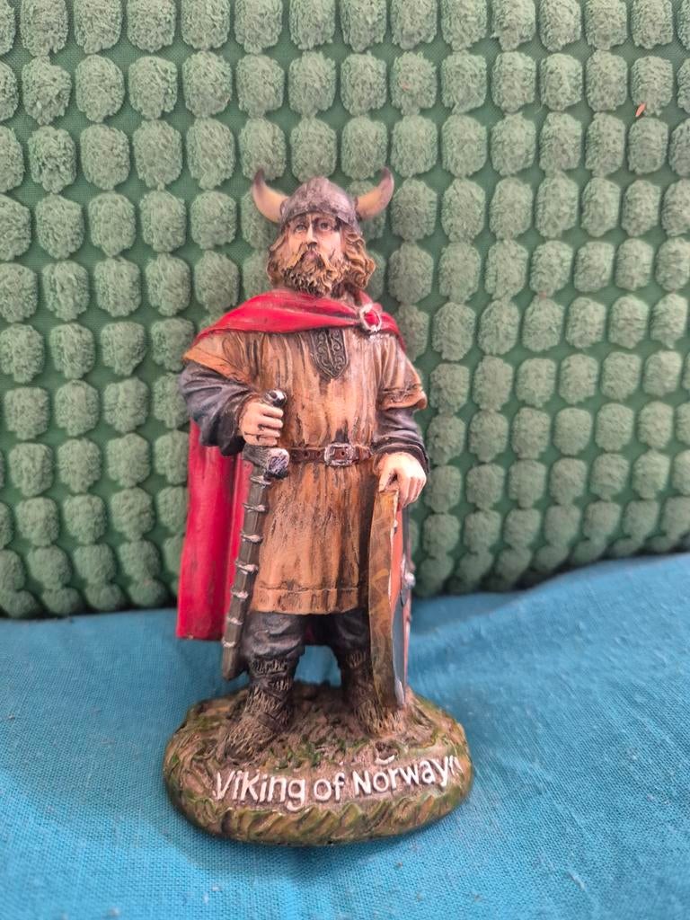 Stoere Viking met zwaard en schild - Nord Suvenir Noorwegen, Verzamelen, Beelden en Beeldjes, Ophalen of Verzenden, Gebruikt, Mens