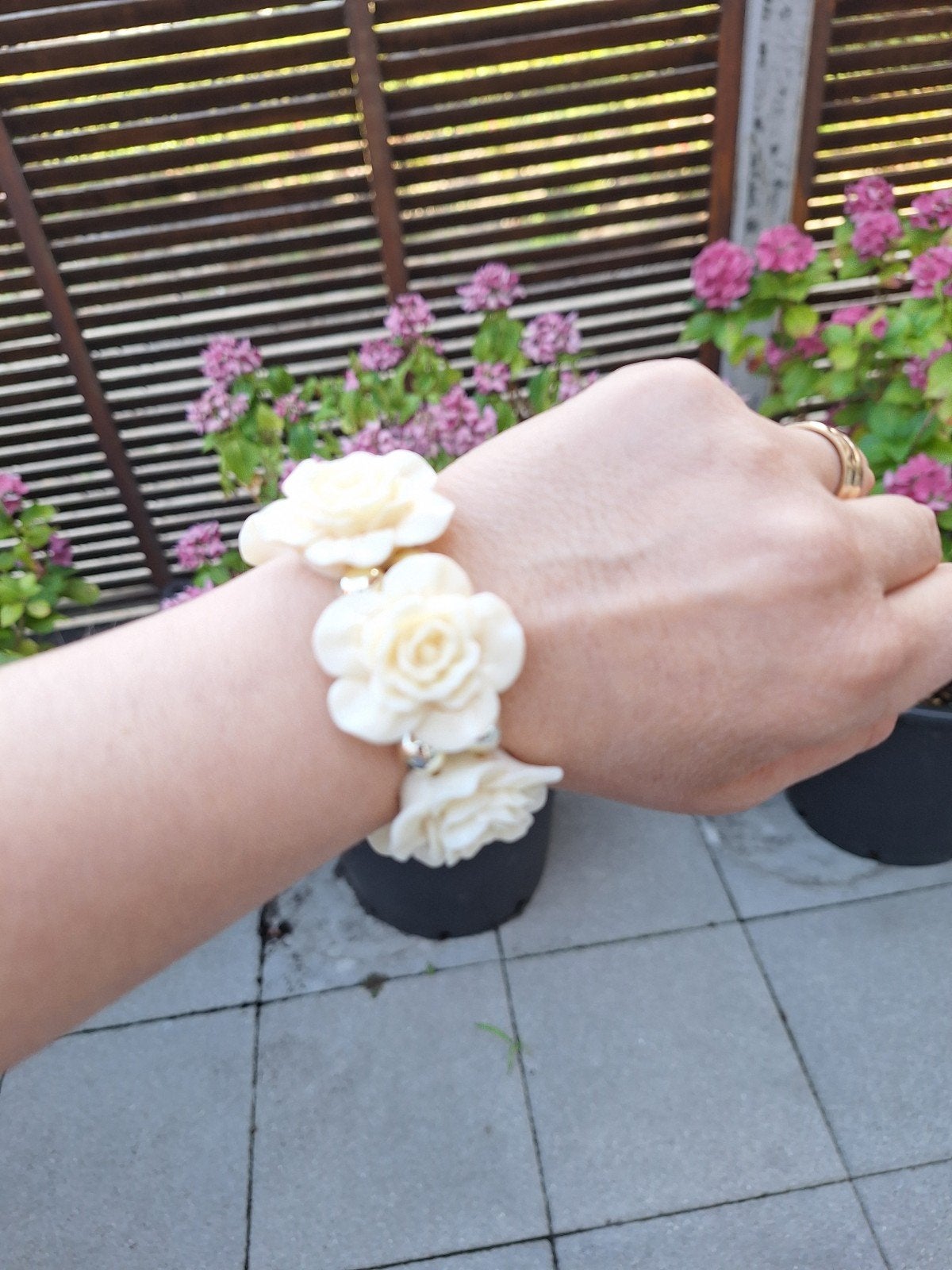Elegante Armband met Crèmekleurige Rozen, Beige, Kunststof of Plastic, Ophalen of Verzenden, Zo goed als nieuw