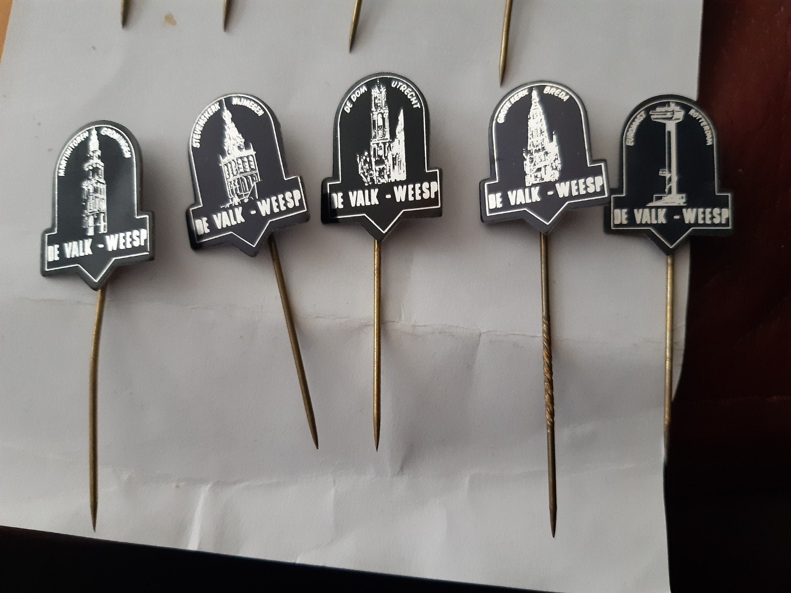 5 Speldjes De Valk >> Weesp zwart, Ophalen of Verzenden, Nieuw, Stad of Land, Speldje of Pin
