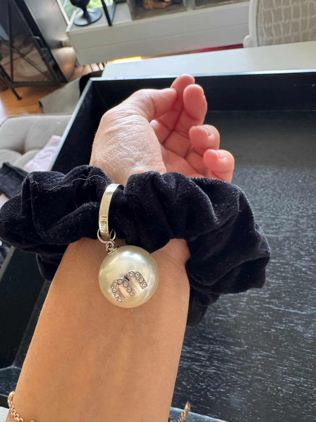 Zwart fluwelen scrunchie met parel en 'M' bedel, Sieraden, Tassen en Uiterlijk, Uiterlijk | Haarverzorging, Zo goed als nieuw