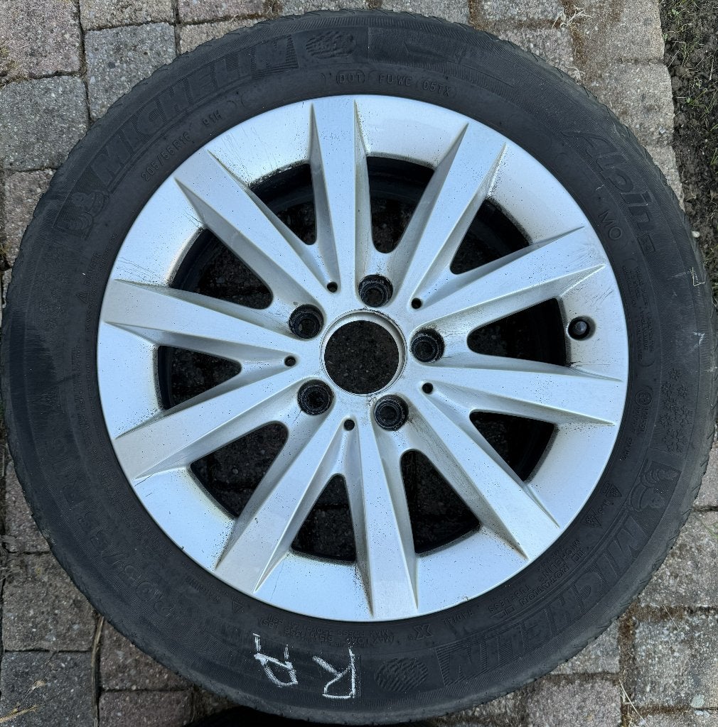 4x zilver Alu velg ET49 10 spaaks, Michelin alpin 205/55 R16, Gebruikt, 16 inch, Banden en Velgen, Personenwagen