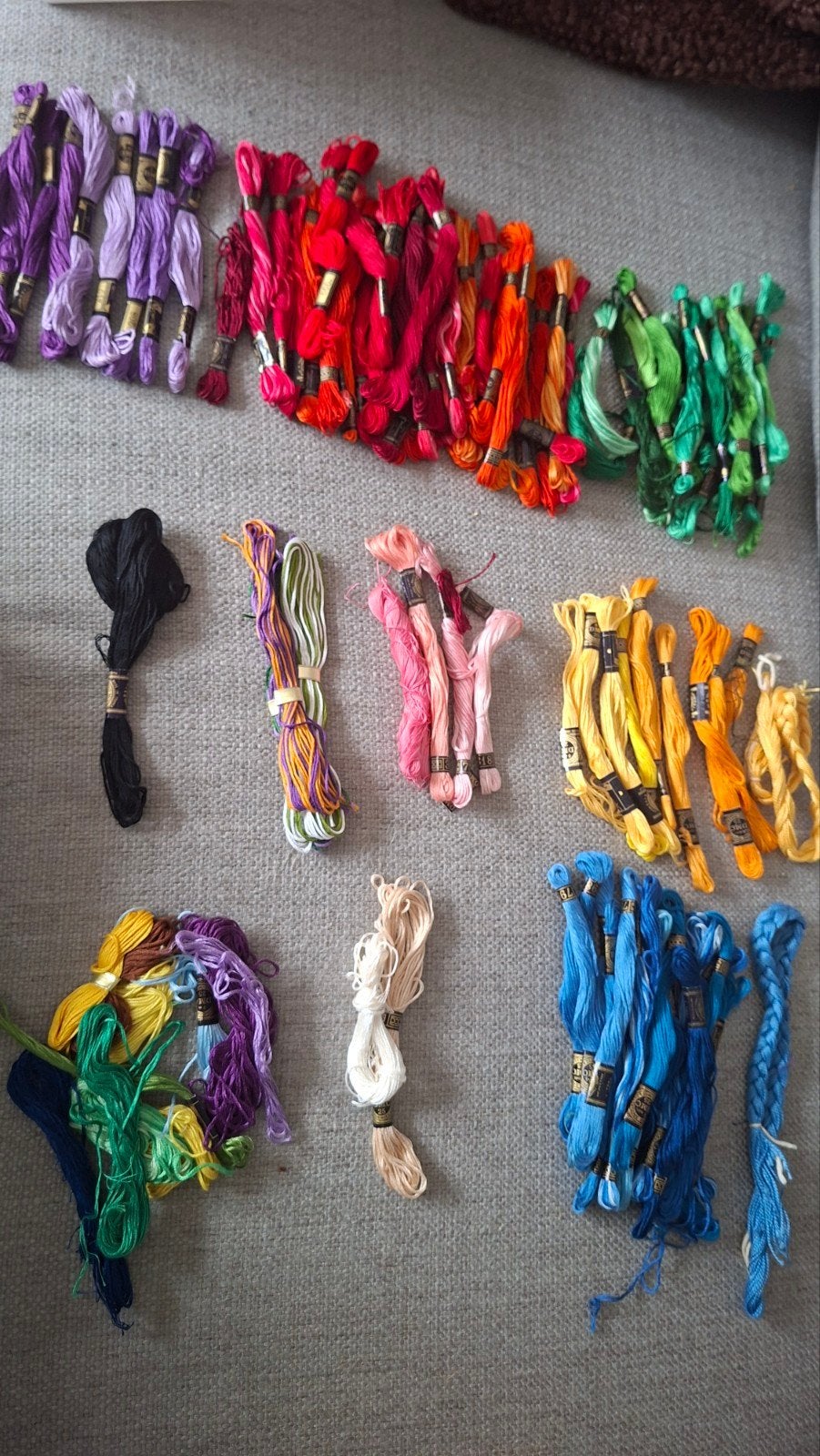 Ruim 90 strengen DMC borduurzijde in diverse kleuren, Hobby en Vrije tijd, Ophalen of Verzenden, Nieuw, Handborduren, Borduurgaren of Zijde