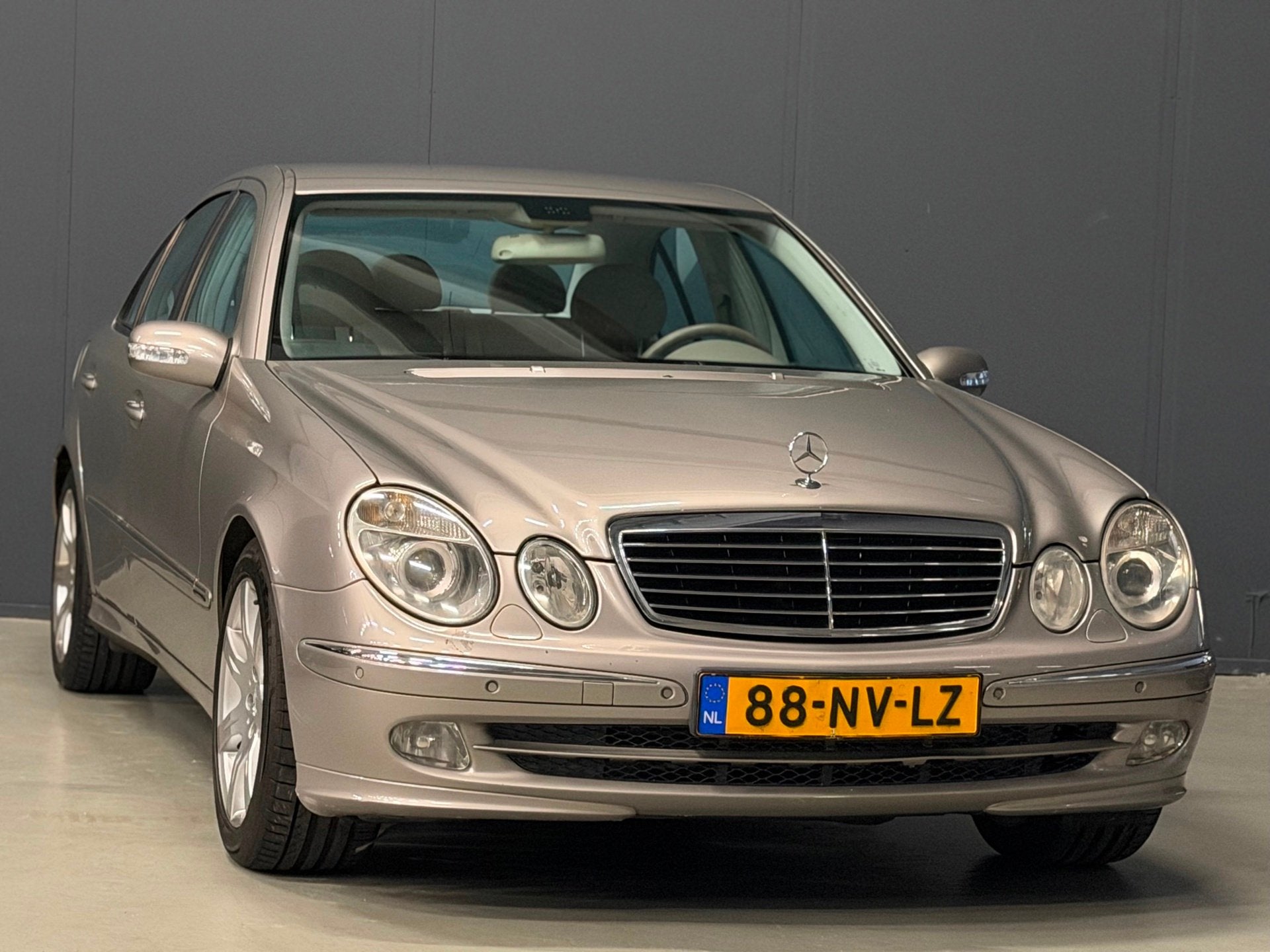 Mercedes-Benz E-klasse 200 Kompressor Avantgarde AUTOMAAT LE, Auto's, Dealer onderhouden, Achterwielaandrijving, Gebruikt, Beige