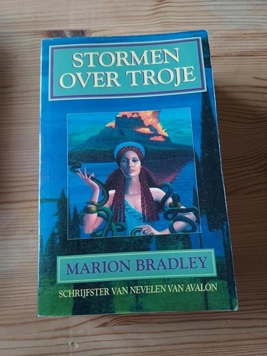 Stormen over Troje - Marion Bradley, Gelezen, Marion Bradley, Ophalen of Verzenden, Nederland