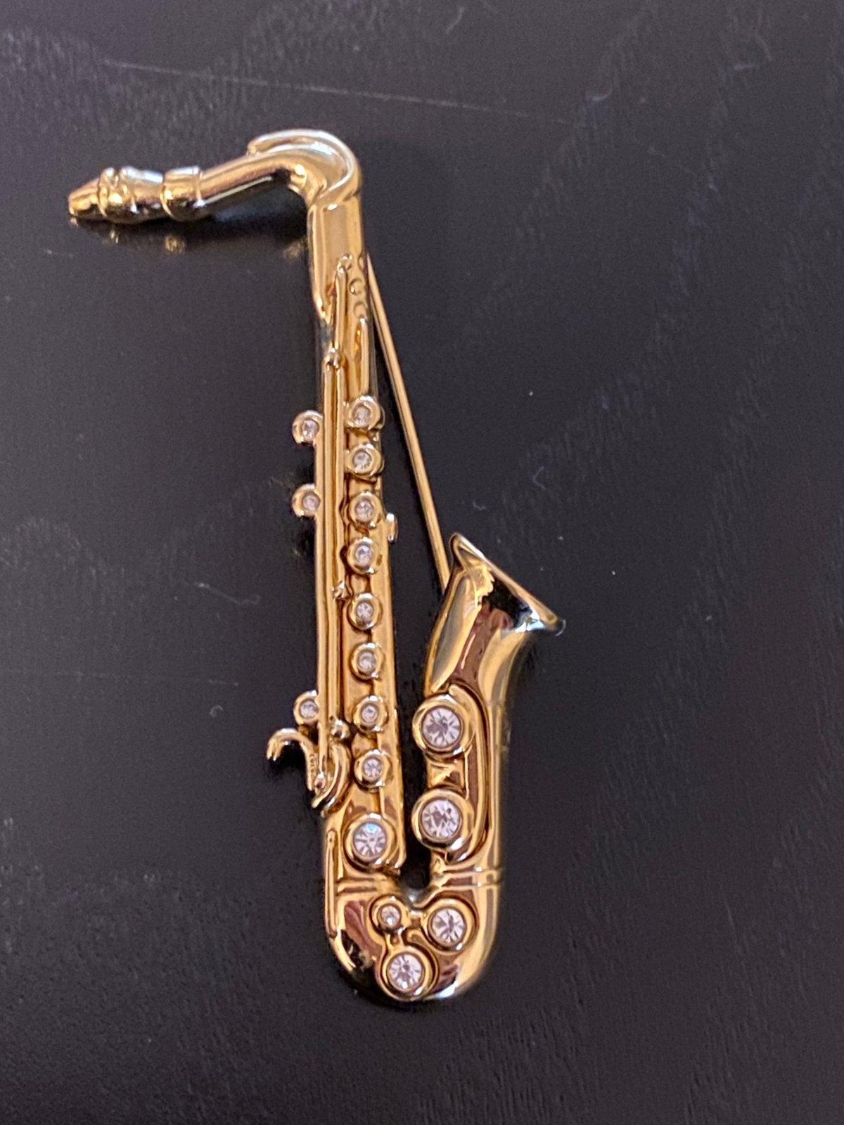 Vintage Vergulde saxofoon broche met Oostenrijkse kristallen, Ophalen of Verzenden, Zo goed als nieuw, Goud, Overige materialen