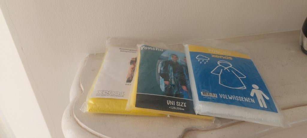 Drie Emergency Regen poncho's, Ophalen of Verzenden, Nieuw, Regenponcho, Heren