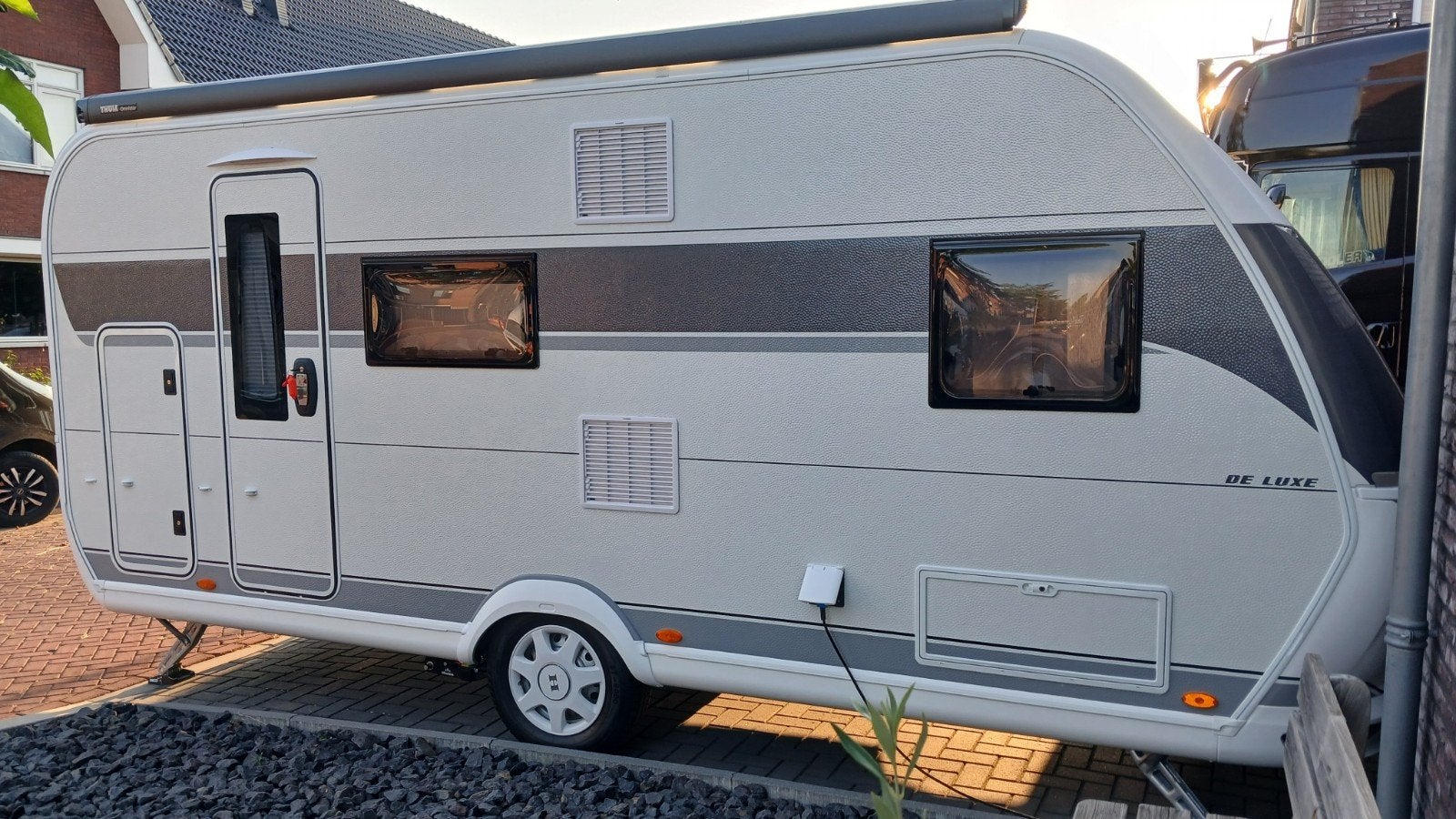 Hobby 490 KMF De Luxe van 2026 bomvol met stapelbedden., Treinzit, Particulier, Koelkast, 5 tot 6 meter