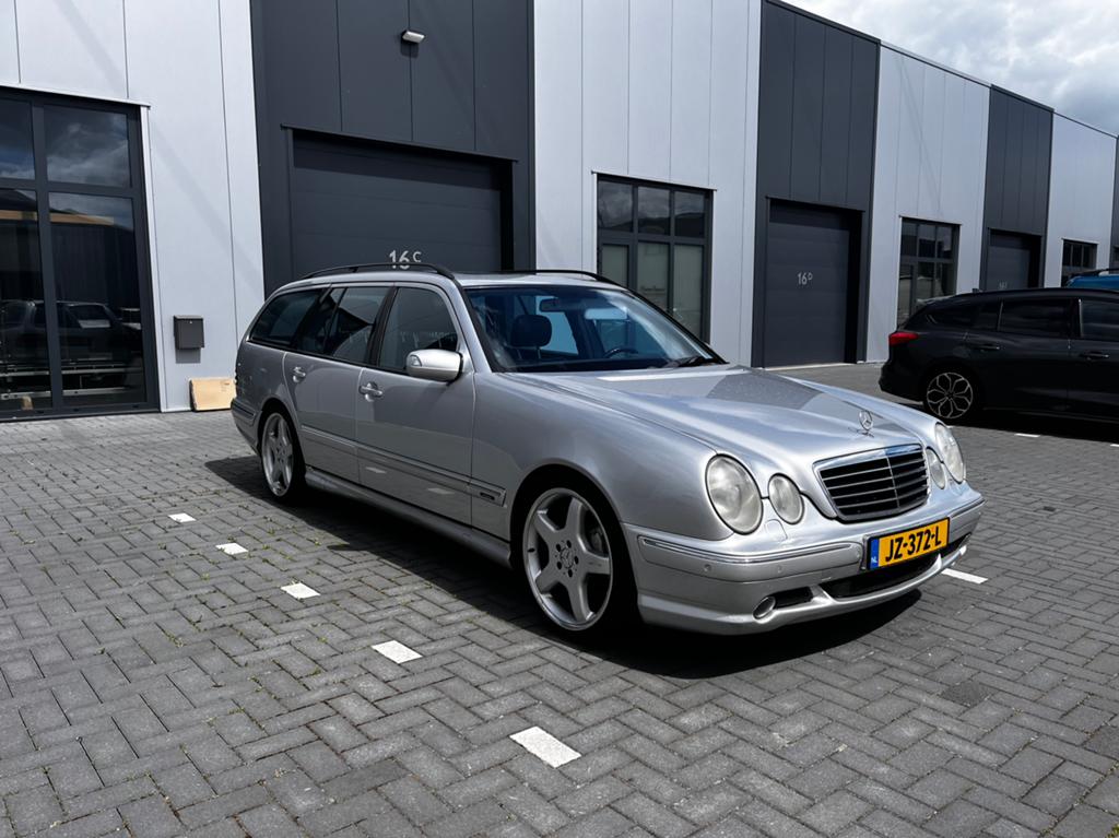Mercedes E55 AMG W210 S210 2000 Grijs zeer nette staat!, Auto's, Automaat, Achterwielaandrijving, Leder, Stationwagon