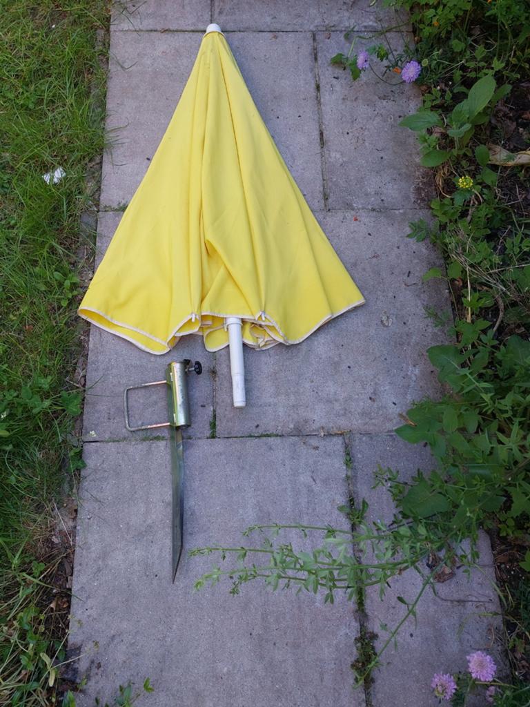 Gele parasol inclusief voet, Ophalen, Gebruikt, 1 tot 2 meter