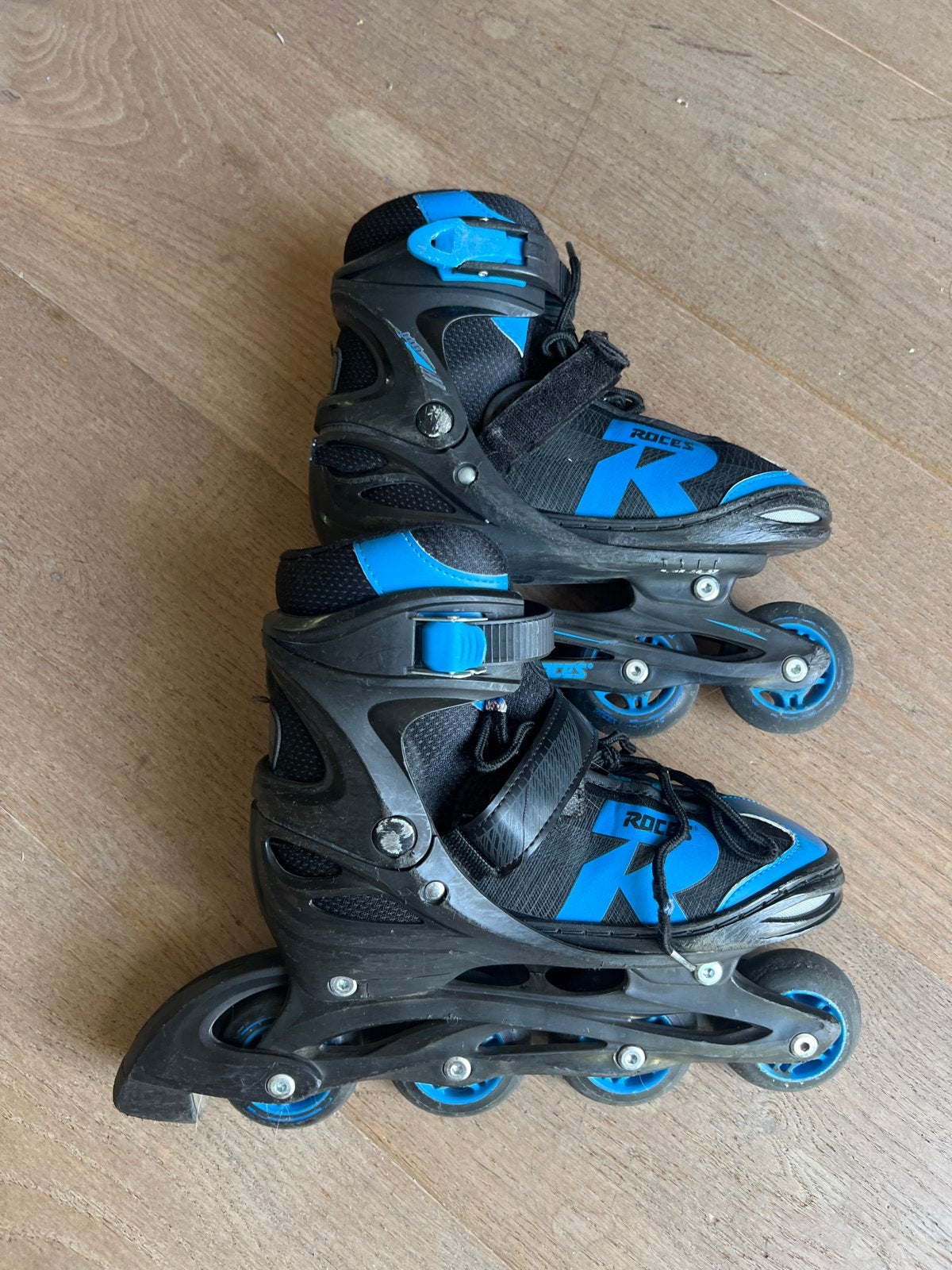 Skeelers Roces - Zwart/Blauw - Verstelbaar maat 34-37, Sport en Fitness, Skeelers, Kinderen, Roces, Ophalen of Verzenden, Inline skates 4 wielen