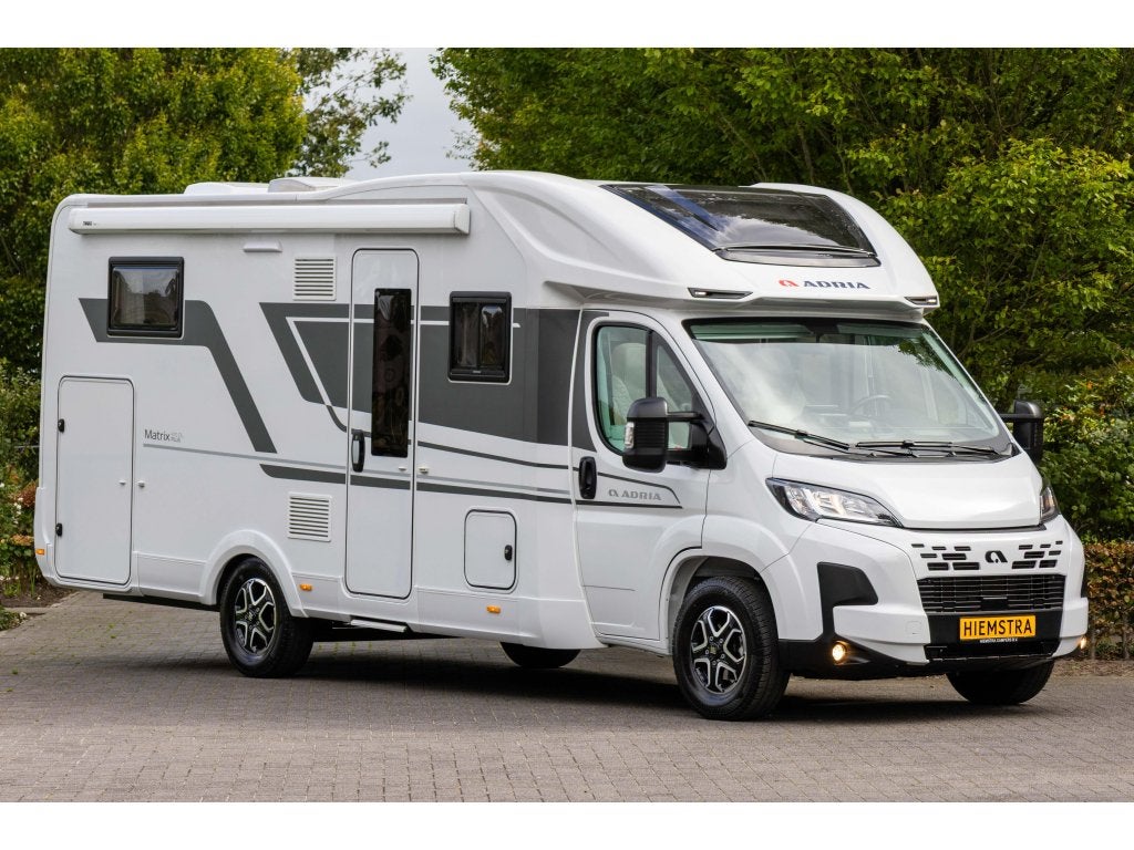 Adria Matrix Plus 670 DL 2025 8Trap aut. Enk. bed Face2Face, Caravans en Kamperen, Automaat, Fiat, Luifel, 7 tot 8 meter