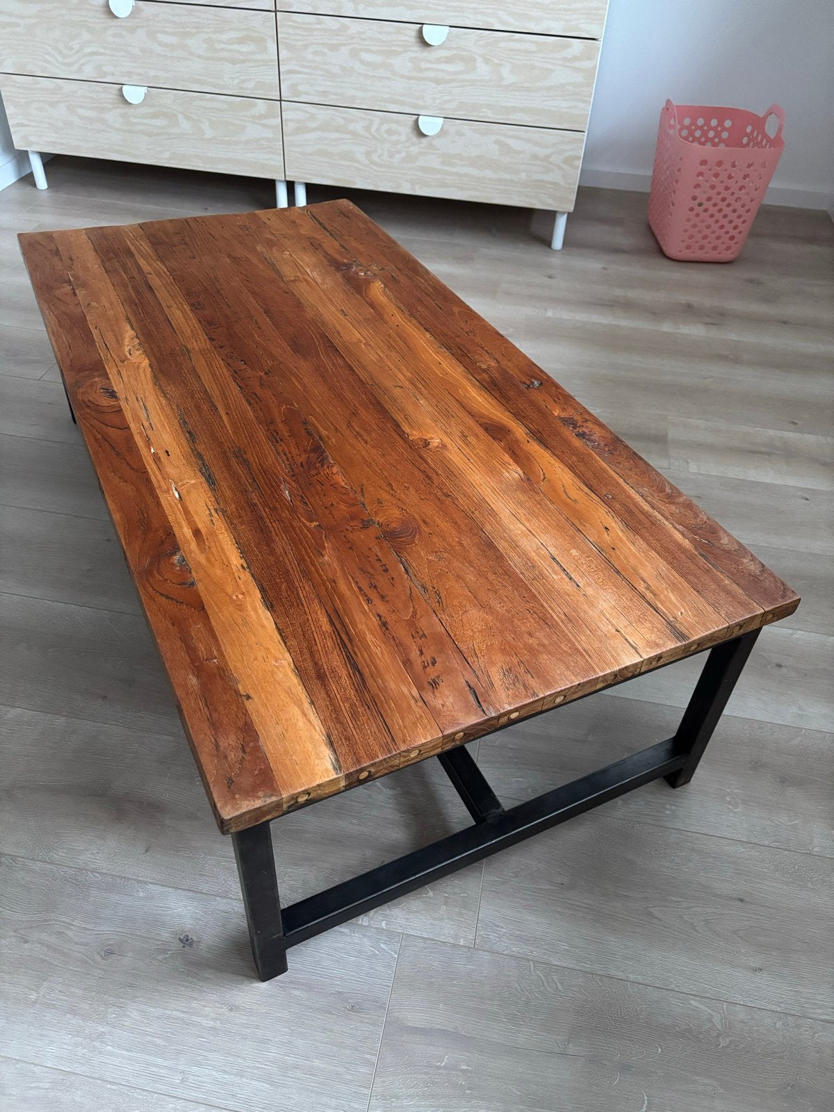 Teak salontafel met ijzeren frame, Huis en Inrichting, Ophalen, Gebruikt, 100 tot 150 cm, Teakhout
