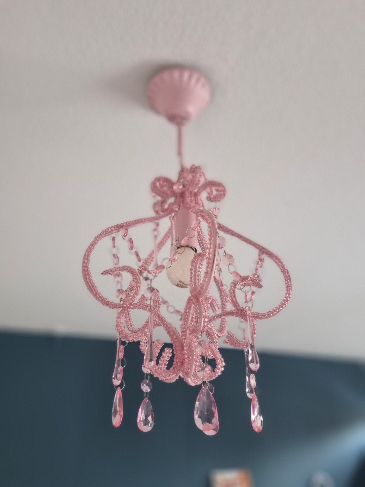 Roze plafondlamp met kralen - verstelbaar, Huis en Inrichting, Lampen | Hanglampen, Ophalen, Gebruikt, Speels, Romantisch, E27 (groot)