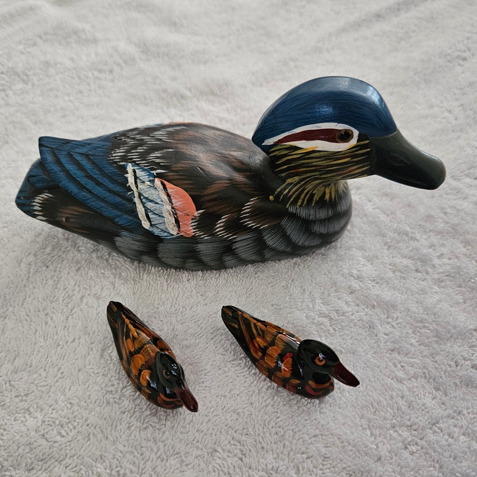 Houten eend met twee kuikens - Handgesneden en beschilderd, Ophalen of Verzenden, Gebruikt, Vogel, Beeldje of Figuurtje