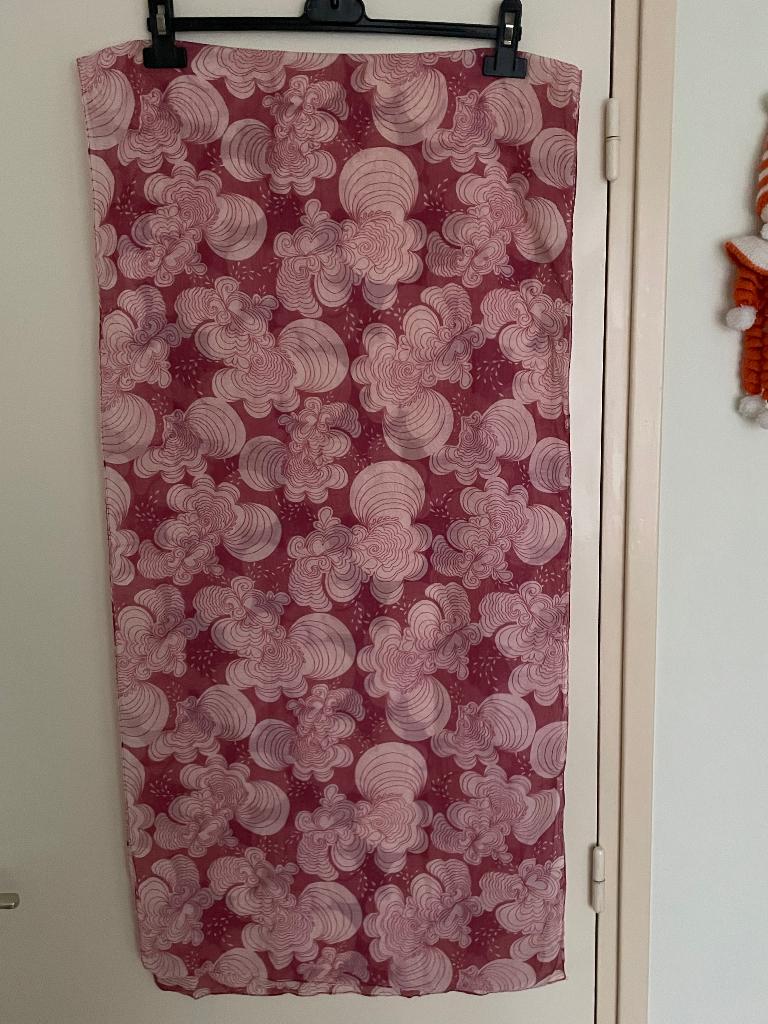 Dames Sjaal. Rood met Wit., Maat 46/48 (XL) of groter, Ophalen of Verzenden, Sjaal, Onbekend
