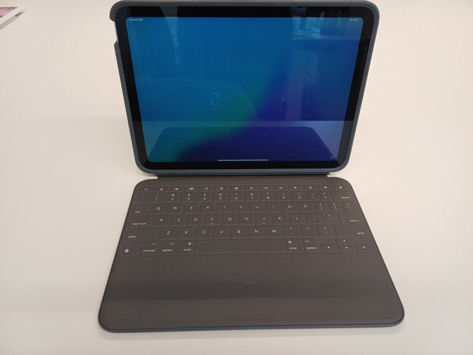 Apple iPad 10th met logitech toetsenbordhoes, Computers en Software, Apple iPads, Zo goed als nieuw, Apple iPad, Wi-Fi, 10 inch