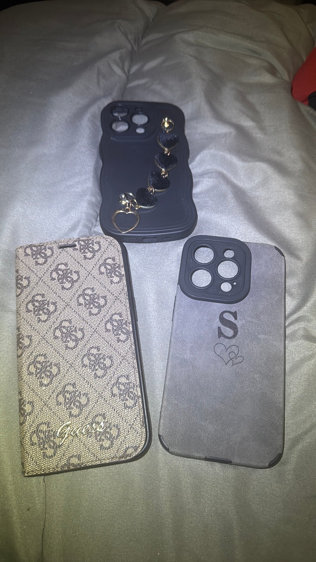 Guess hoesje (gebruikt) en hartjes hoesje (nieuw), Gebruikt, IPhone 14 Pro, Hoesje of Tasje, Ophalen of Verzenden