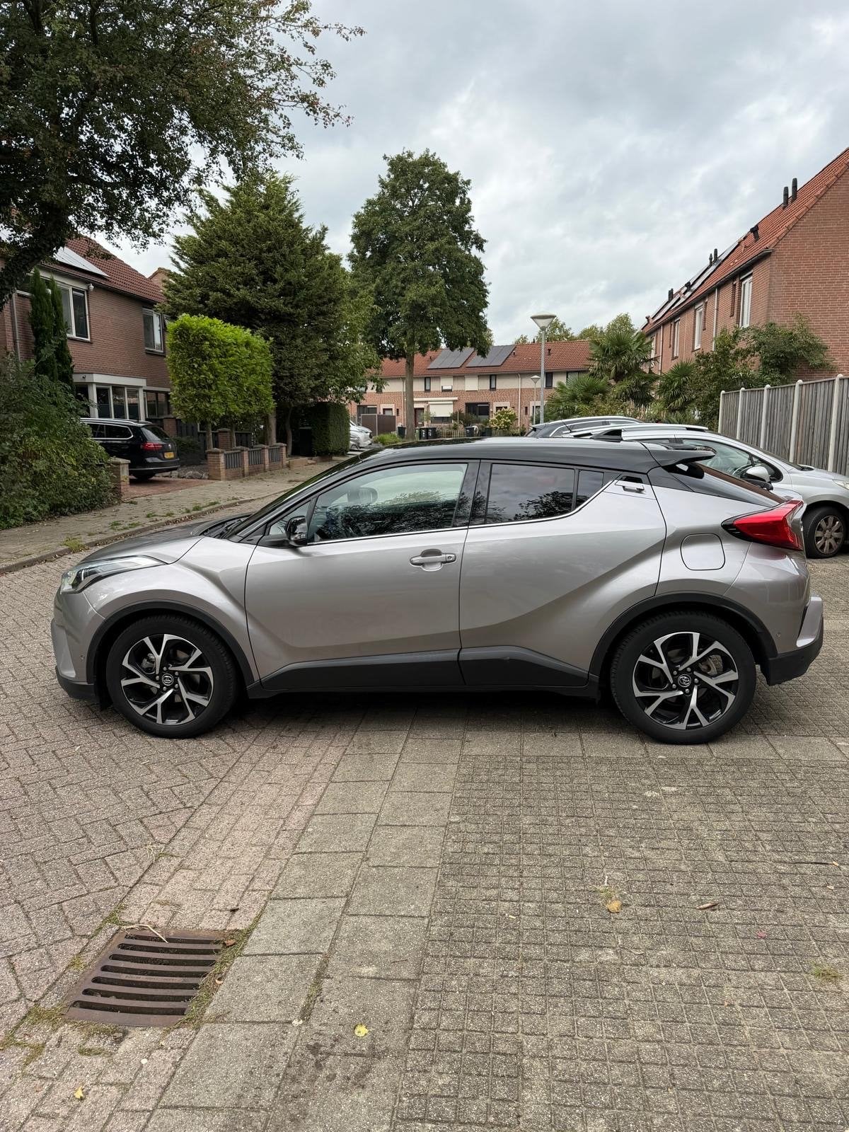 Toyota C-HR 1.8 Hybrid 122pk CVT 2017 Grijs.  54.000KM, Auto's, 725 kg, 4 cilinders, 98 pk, 75 €/maand