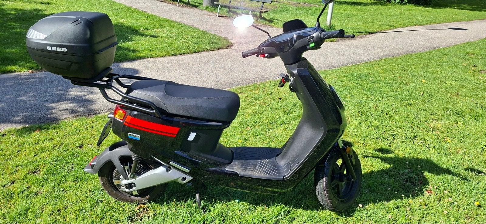 Niu escooter NIEUW! Incl. accessoires.Slechts 236 km gereden, Fietsen en Brommers, Snorfietsen en Snorscooters, Ophalen, Nieuw