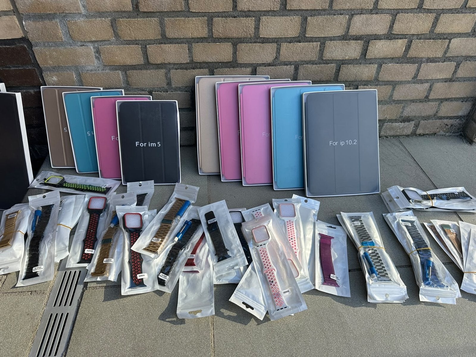 Foto 2 van Grote partij iPad hoezen, Apple Watch bandjes en screenprote