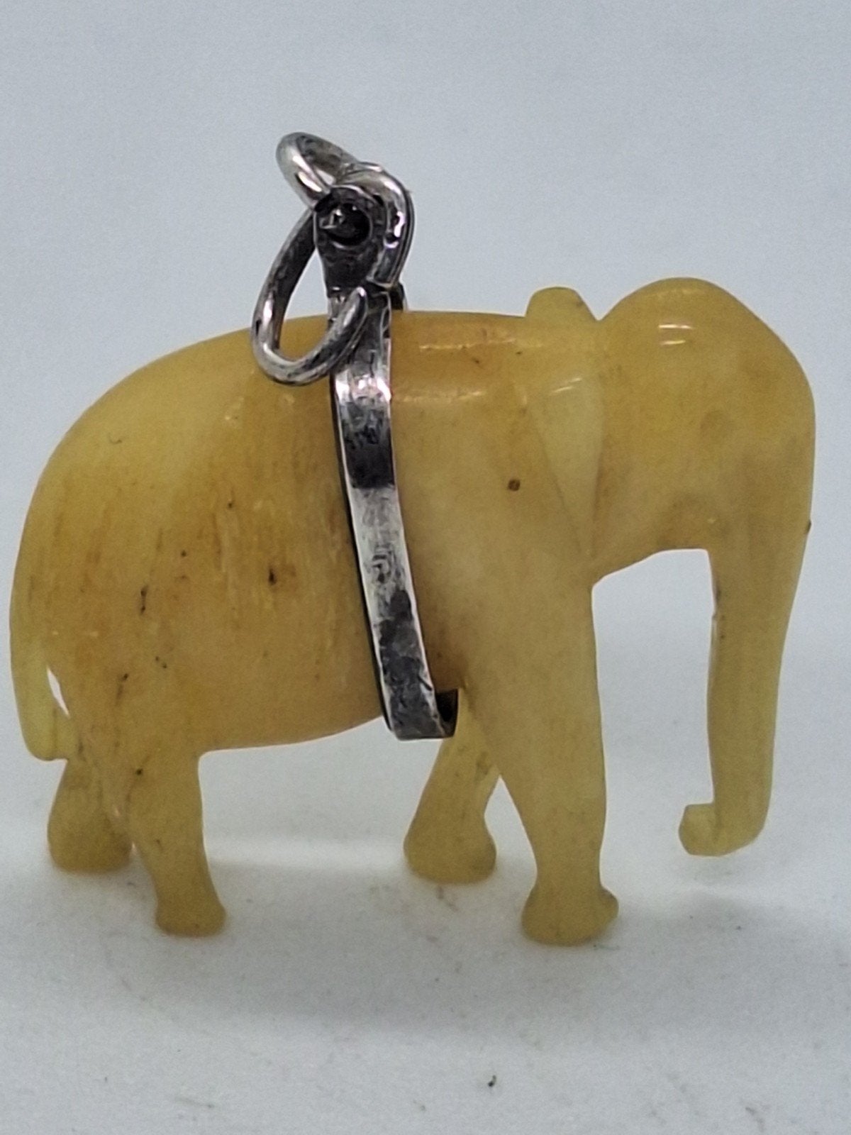 Olifant kettinghanger met zilveren omhulsel, ivoor?, Overige materialen, Gebruikt, Beige, Ophalen of Verzenden