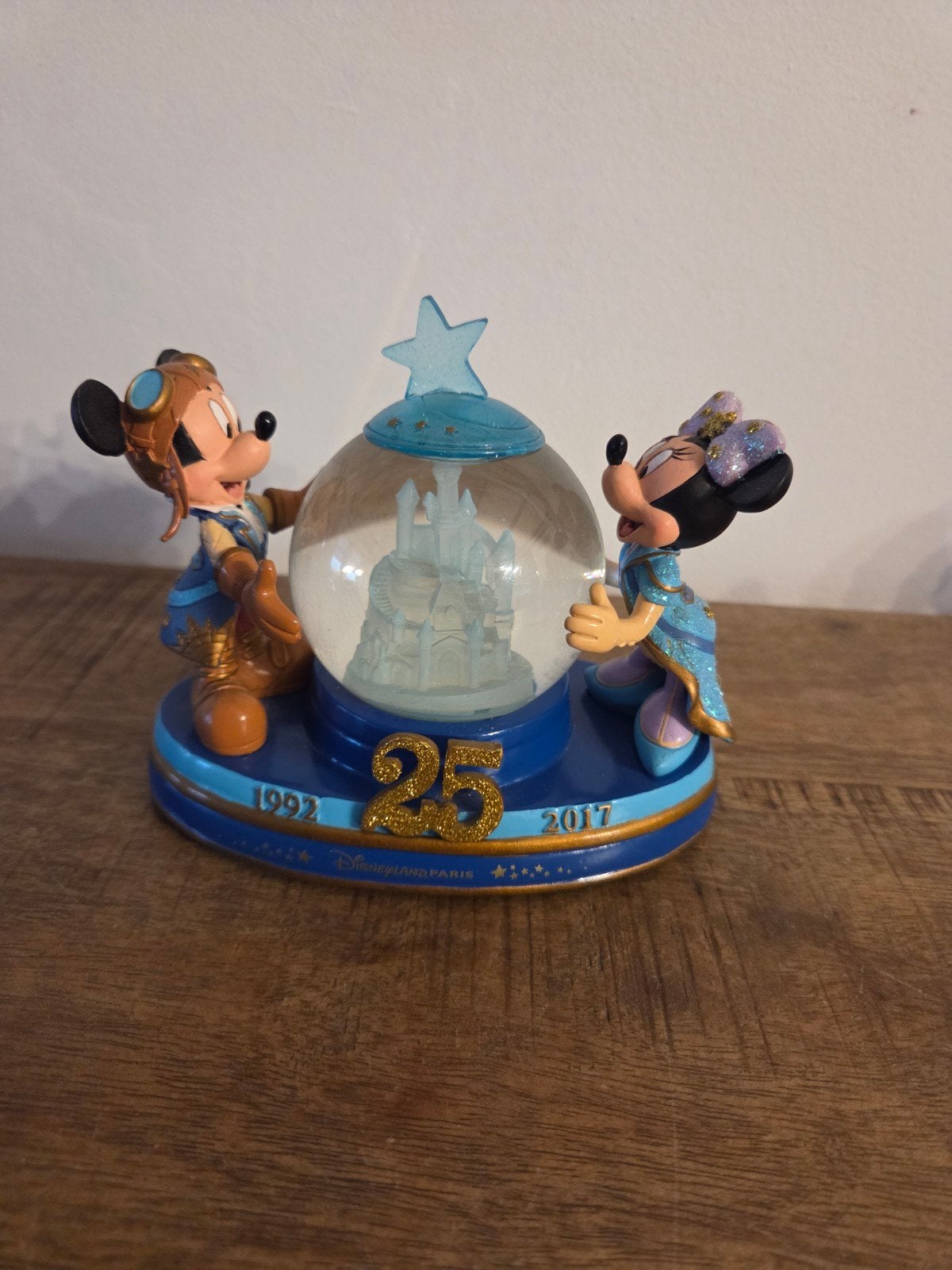 Disney Disneyland Parijs 25 Jaar Snowglobe Mickey Minnie, Ophalen of Verzenden, Mickey Mouse, Zo goed als nieuw, Beeldje of Figuurtje