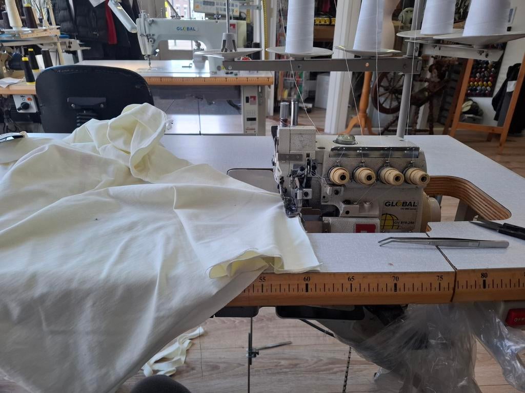 Industriële Lockmachine Global OV 614-240, Hobby en Vrije tijd, Naaimachines en Toebehoren, Overige merken, Gebruikt, Ophalen of Verzenden