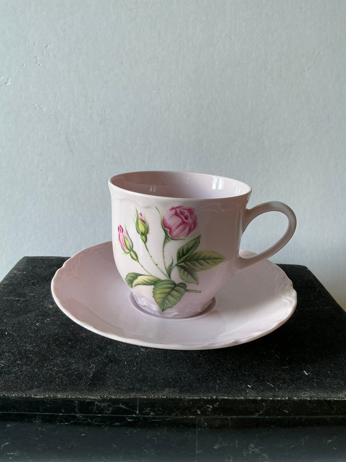 Roze kop en schotel van Hutschenreuther met roze roos er op., Ophalen of Verzenden, Zo goed als nieuw, Overige stijlen, Kop(pen) en/of Schotel(s)