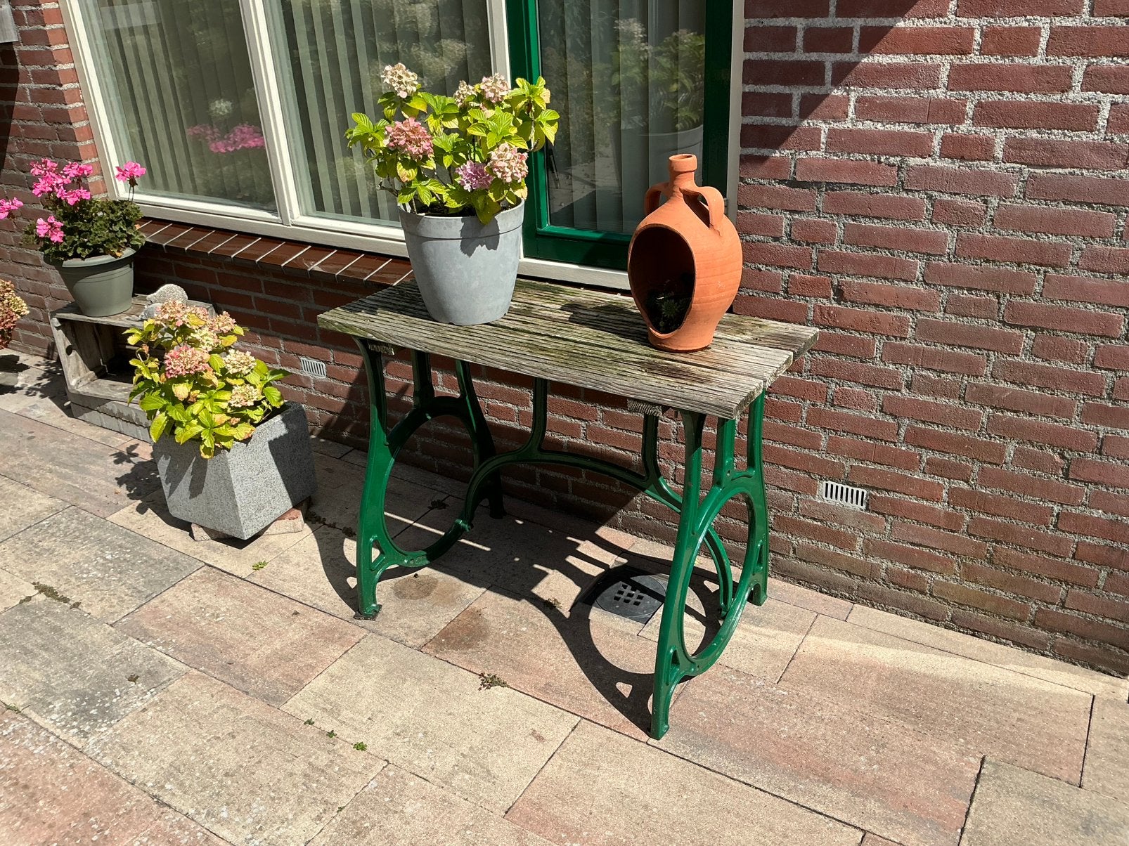 Te koop buiten plantentafel met gietijzeren onderstel., Ophalen of Verzenden, Zo goed als nieuw, Overige materialen