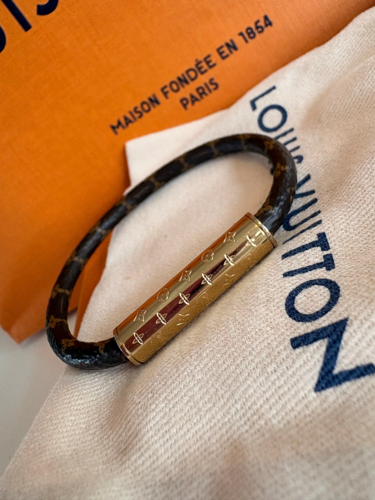 Louis Vuitton Monogram Leren Armband met Gouden Sluiting, Ophalen, Zo goed als nieuw, Bruin, Leer