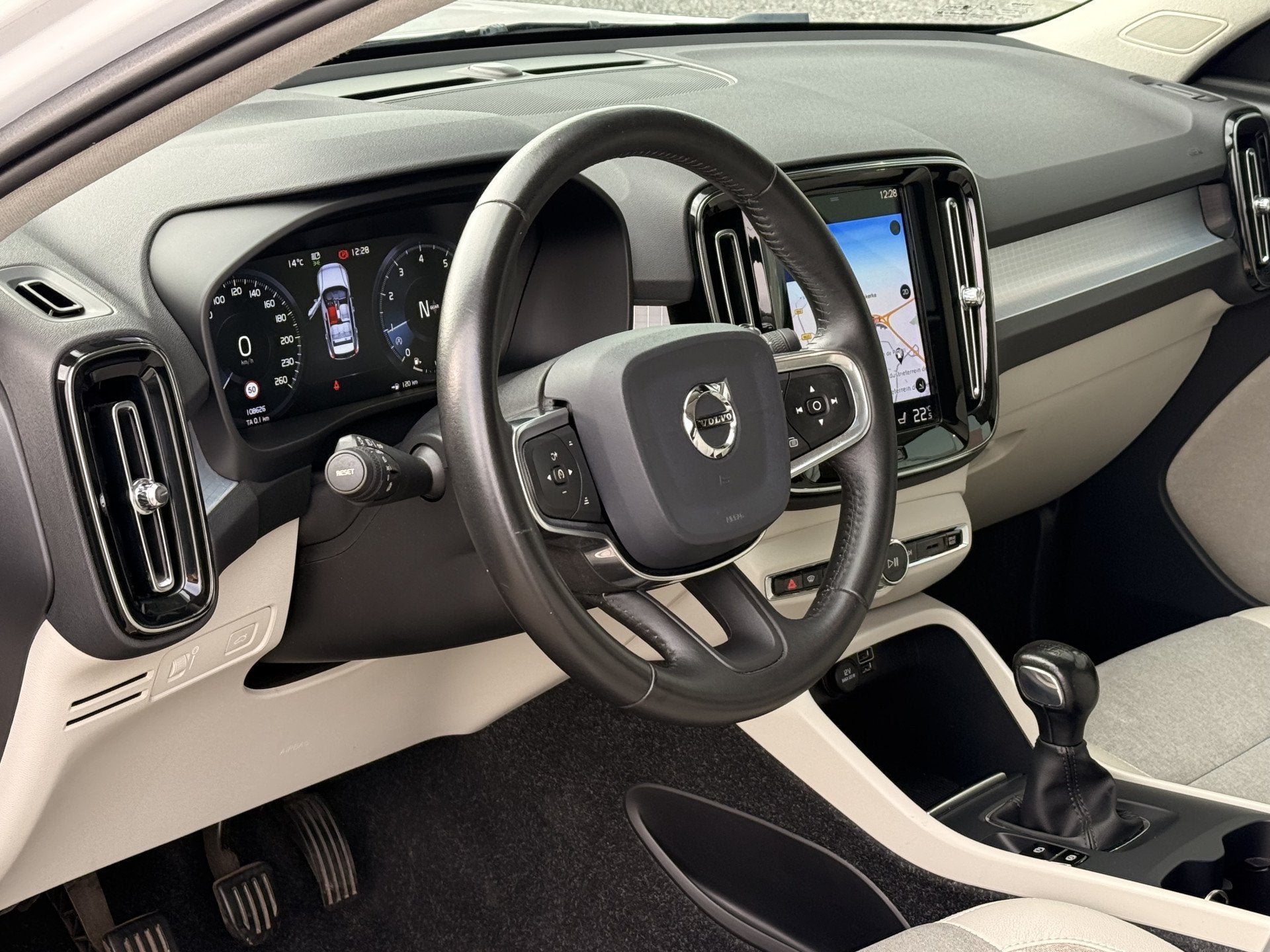 Volvo XC40 1.5 T3 | Pano | Navi | ACC | Achteruitrijcamera |, Voorwielaandrijving, Gebruikt, Leder en Stof, Wit