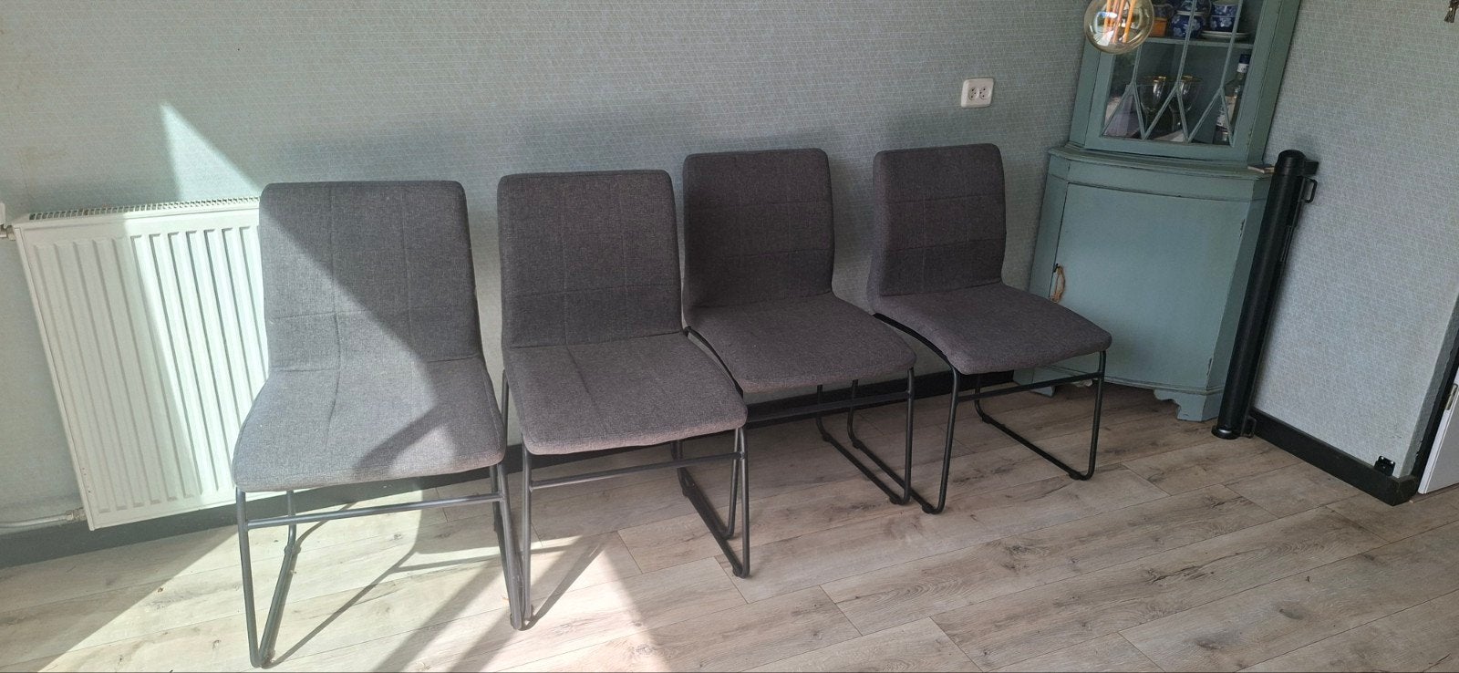 Set van 4 grijze eetkamerstoelen, stof en metaal, Ophalen, Zo goed als nieuw, Stof, Vier