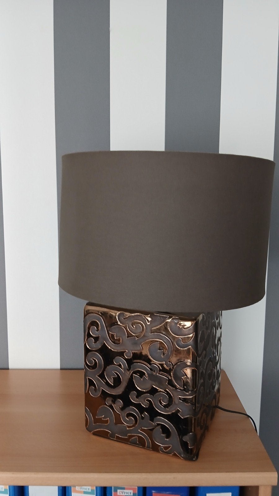 Moderne tafellamp met bronskleurige voet en grijze kap, Huis en Inrichting, Modern, Decoratief, 50 tot 75 cm, Ophalen of Verzenden