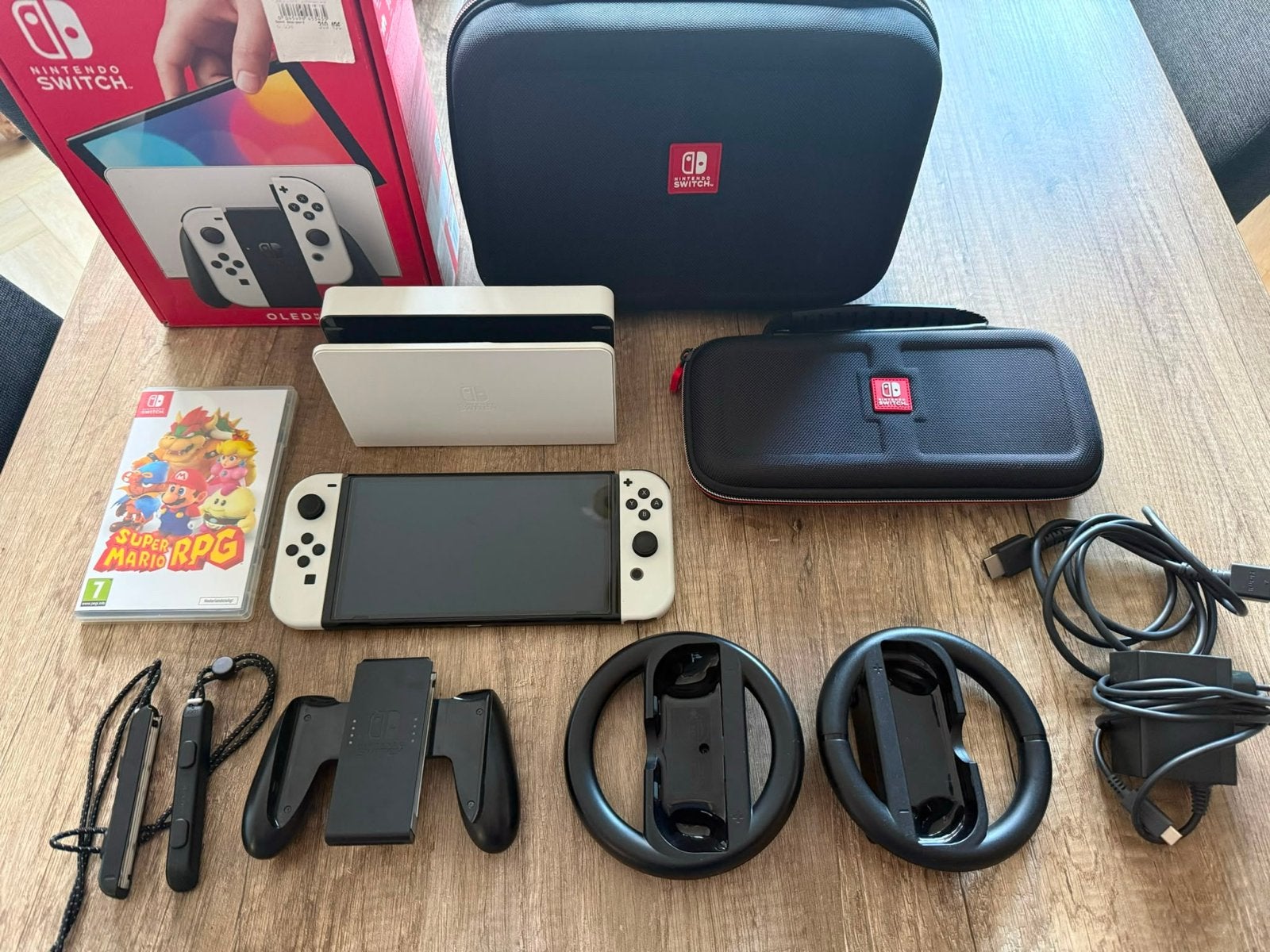 Nintendo Switch OLED met Super Mario RPG en accessoires, Spelcomputers en Games, Spelcomputers | Nintendo Switch, Zo goed als nieuw