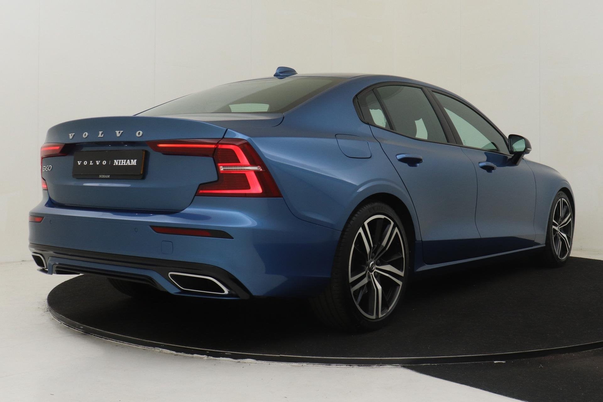 Volvo S60 B3 (M-HYBRID) R-DESIGN -CAMERA|POWER-SEAT|KEYLESS|, Auto's, 12 maanden, Euro 6, 4 cilinders, Blauw