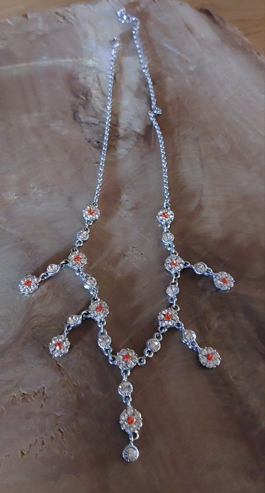 Zilverkleurige ketting met oranje en witte steentjes, Ophalen, Overige materialen, Zo goed als nieuw, Zilver